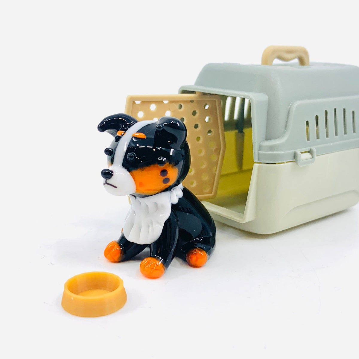 Biscuit, Puppy and Crate Miniature Alex 