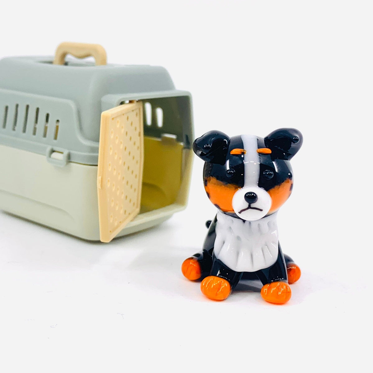 Biscuit, Puppy and Crate Miniature Alex 