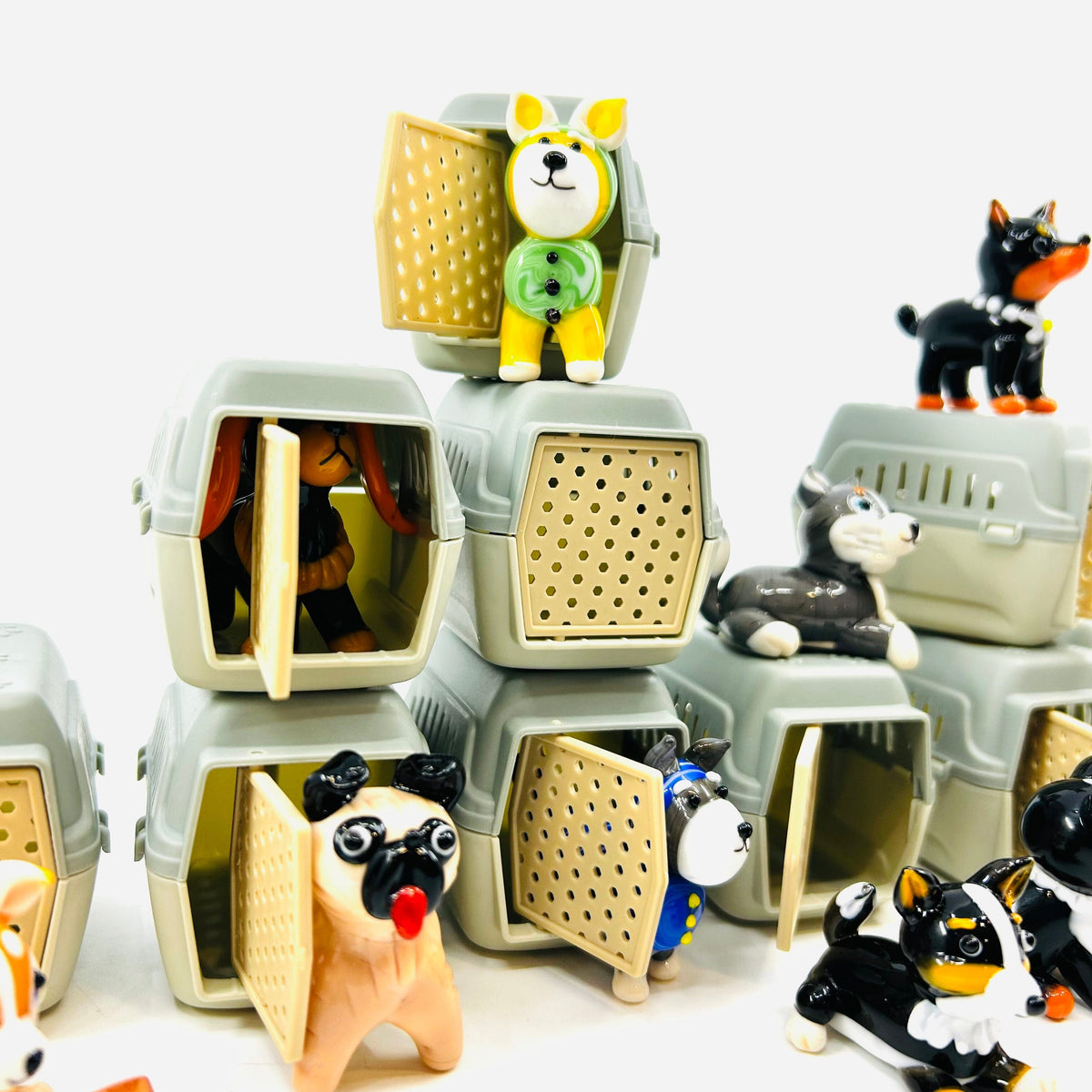 Daisy, Puppy and Crate Miniature Alex 