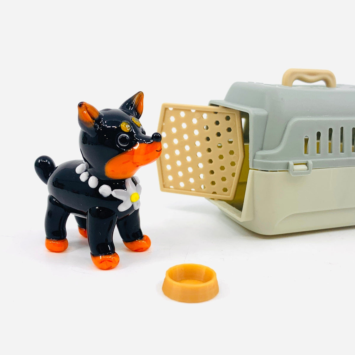 Daisy, Puppy and Crate Miniature Alex 