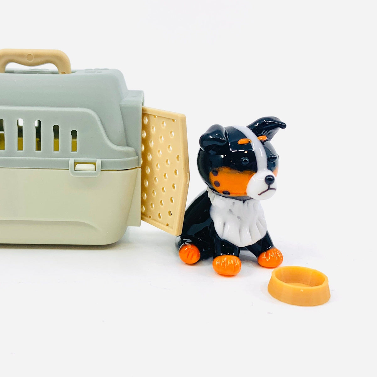 Biscuit, Puppy and Crate Miniature Alex 