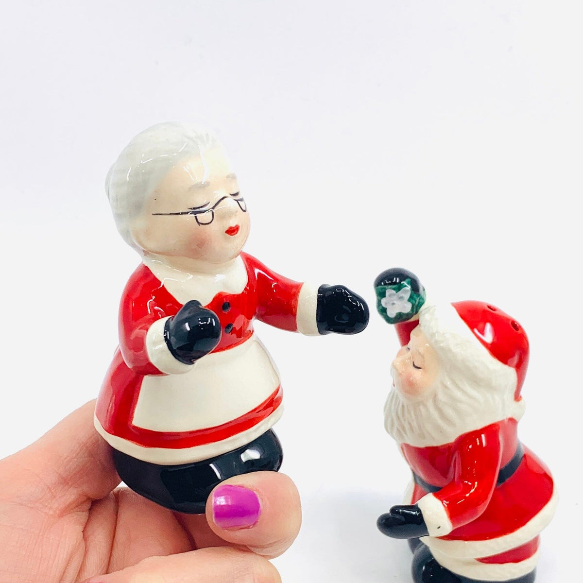Kissing Santa Couple Salt and Pepper Shakers COSMOS 