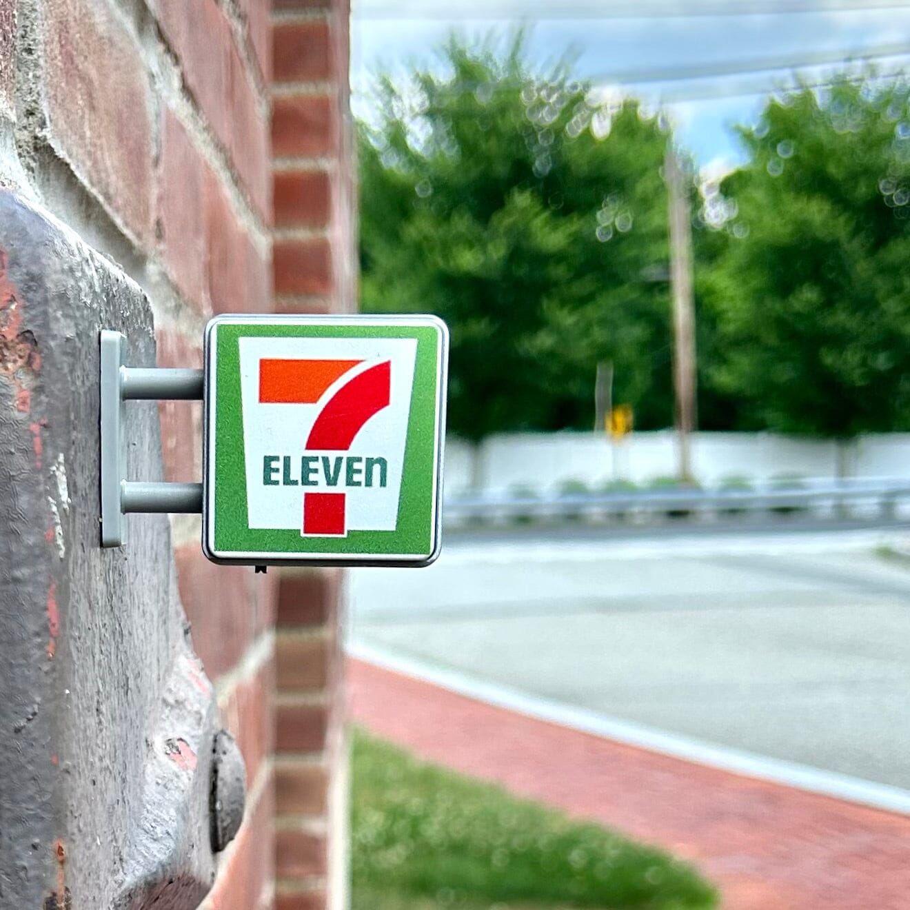Tiny Lite-Up Magnet 711 Sign Miniature - 