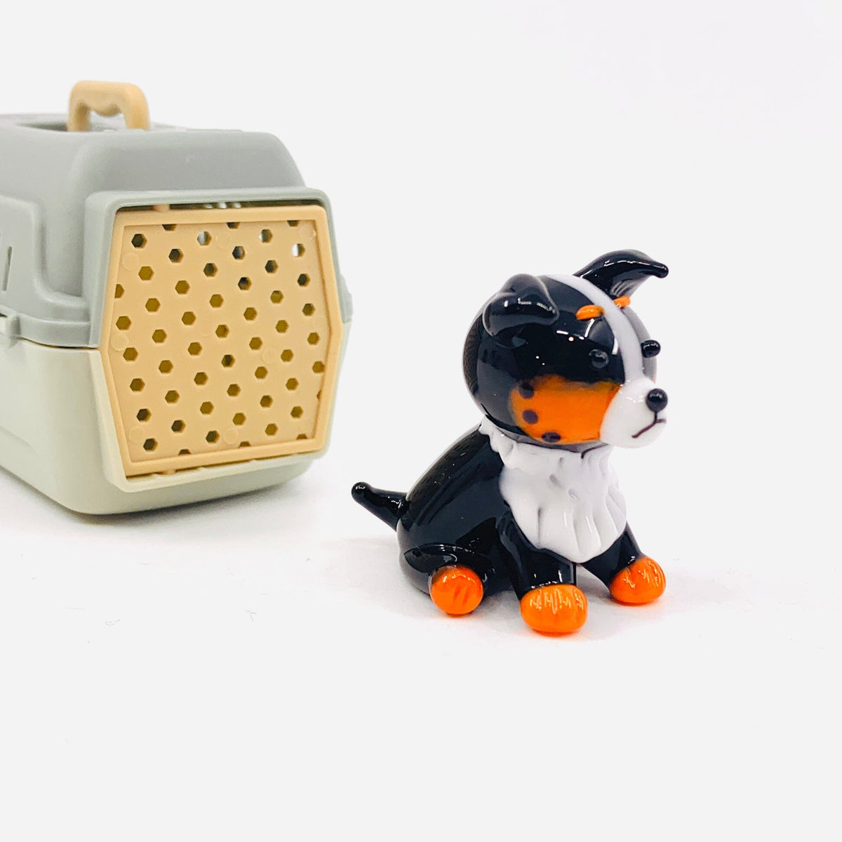 Biscuit, Puppy and Crate Miniature Alex 